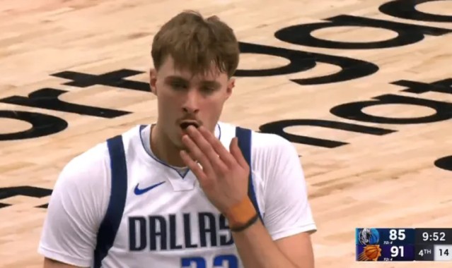 足球-弗拉格抱怨裁判未吹哨：防守球员狠狠地打中了我的嘴巴