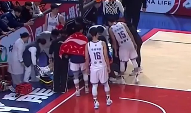 热点更新-脖子扭伤！CBA广告牌又伤一人，需要做出改变！